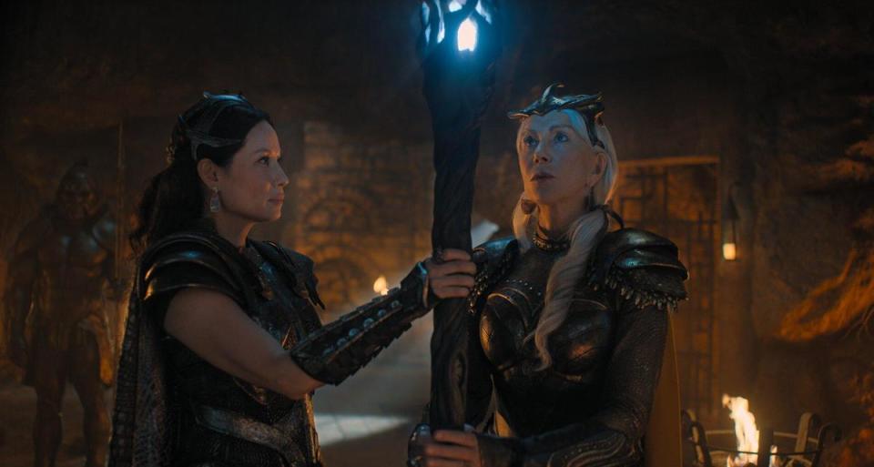 劉玉玲（左）與海倫米蘭（右）飾演下凡的阿特拉斯之女，誓言找回被偷走的魔法。（華納兄弟提供）