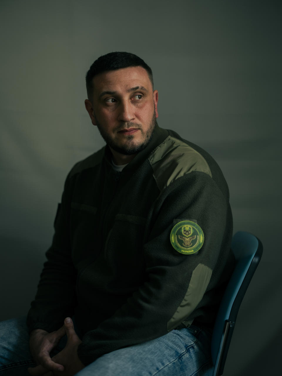 El mayor Dmytro Andriushchenko de la brigada Azov, quien fue capturado en Mariúpol y torturado por soldados rusos en cautiverio, en Kiev, Ucrania, el 17 de mayo de 2023. (Daniel Berehulak/The New York Times).