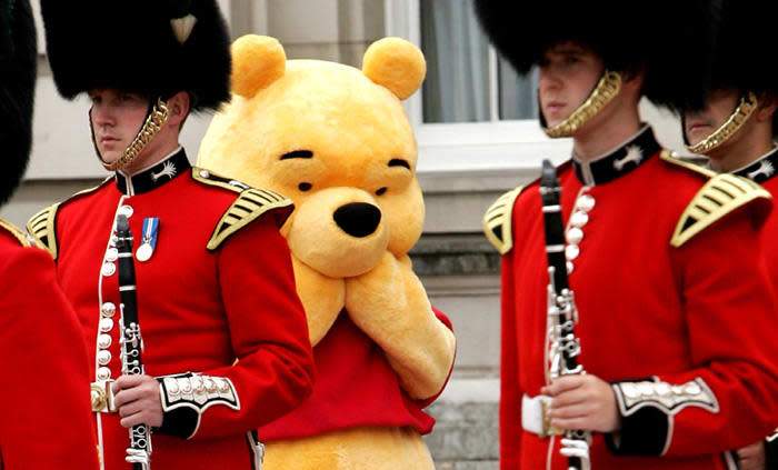 Winnie the Pooh junto miembros de la Guardia Real británica