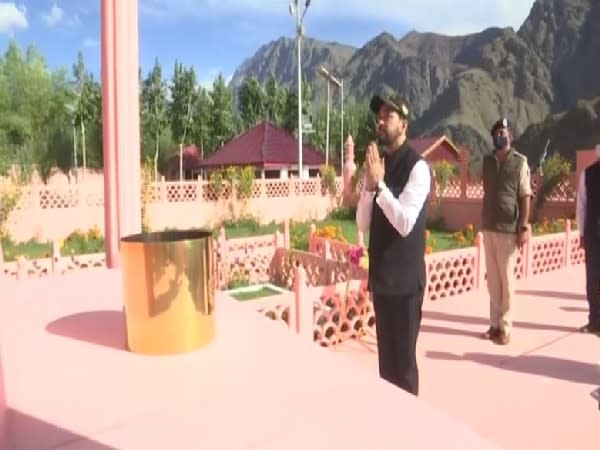 Union Minister Anurag Thakur paying tributes at Kargil War Memorial on Saturday. (Photo/ANI)