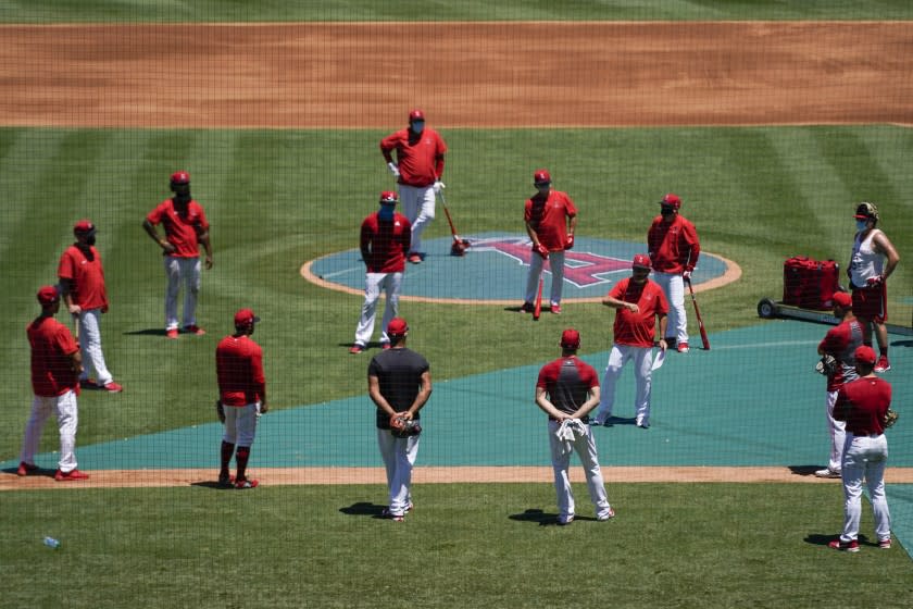 Los Angeles Angels manager Joe Maddon meets with his team during baseball practice at Angel Stadium.