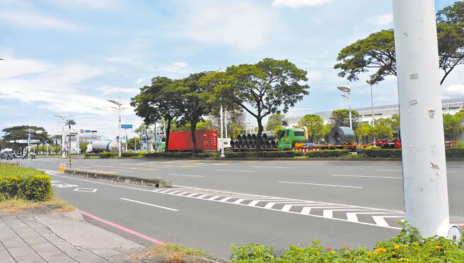 高雄國際航空站位於中山四路上，站體為東西向，地方有聲音認為阻礙小港南北向交通往來。（洪靖宜攝）