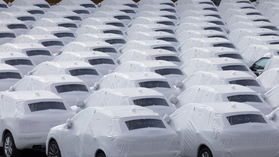 Fahrzeuge des Volkswagen Konzerns stehen im Hafen von Emden zur Verschiffung bereit.