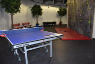 Los que prefieren emociones más fuertes pueden practicar la escalada en este rocódromo o, si quieren hacer deportes más tranquilos, cuentan con mesa de ping-pong. (Foto: <a href="http://survivalcondo.com/" rel="nofollow noopener" target="_blank" data-ylk="slk:Survival Condo;elm:context_link;itc:0;sec:content-canvas" class="link ">Survival Condo</a>).