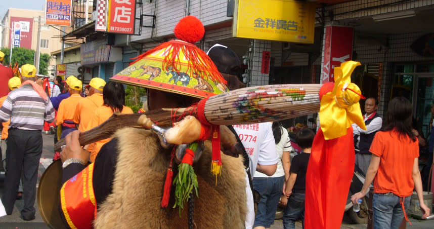 每次媽祖遶境出巡，「報馬仔」乃是媽祖的駕前先鋒，在媽祖出巡期間，報馬仔會沿途敲鑼，告訴信眾遶境隊伍即將抵達，他還擔任著整理隊伍，以防拖延而零散的任務。（圖／楊登嵙提供)