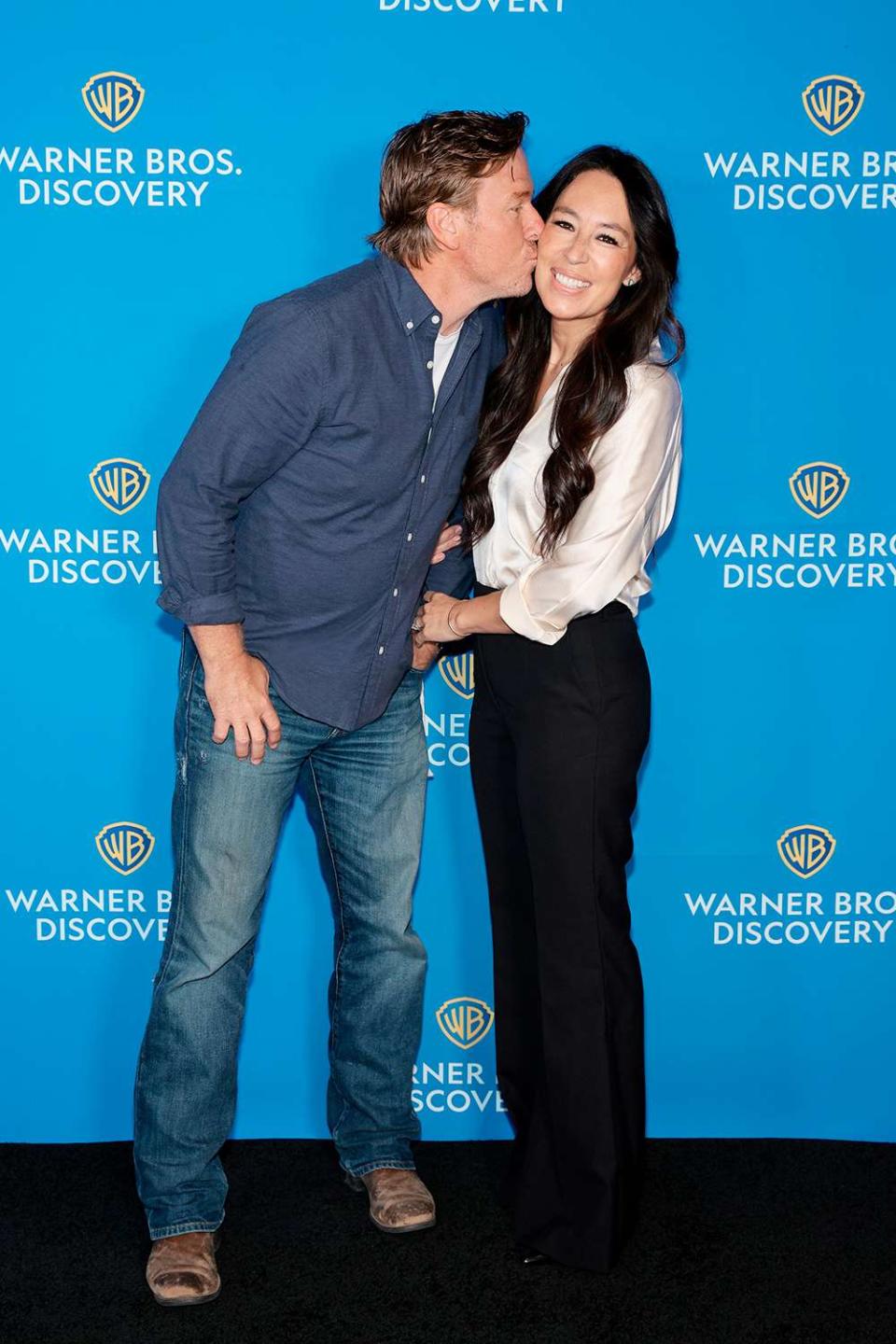 Chip Gaines, Fixer Upper on Magnolia and Joanna Gaines, Fixer Upper on Magnolia attend the Warner Bros. Discovery Upfront 2022 arrivals on the red carpet at MSG Studios on May 18, 2022 in New York City