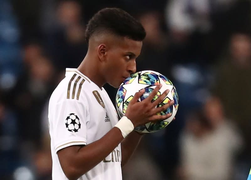 Rodrygo del Real Madrid celebra el sexto gol de su equipo contra el Galatasaray, en el estadio Santiago Bernabeu.