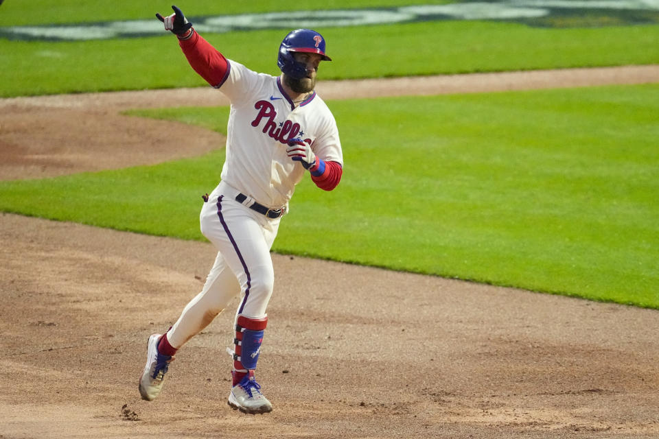 Bryce Harper de los Filis de Filadelfia celebra tras batear un jonrón en el octavo inning del quinto juego de la serie de campeonato de la Liga Nacional contra los Padres de San Diego, el domingo 23 de octubre de 2022. (AP Foto/Matt Rourke)