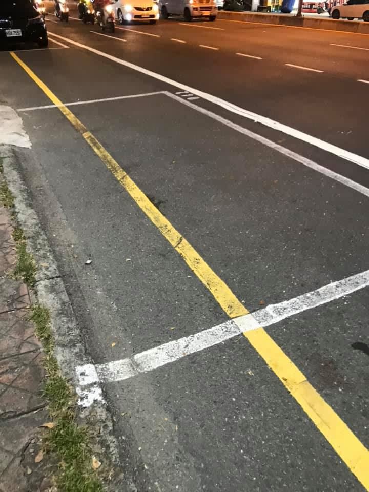 路邊停車格與黃線重疊，讓網友看得「霧煞煞」。（圖／翻攝自「台南爆料公社」臉書）