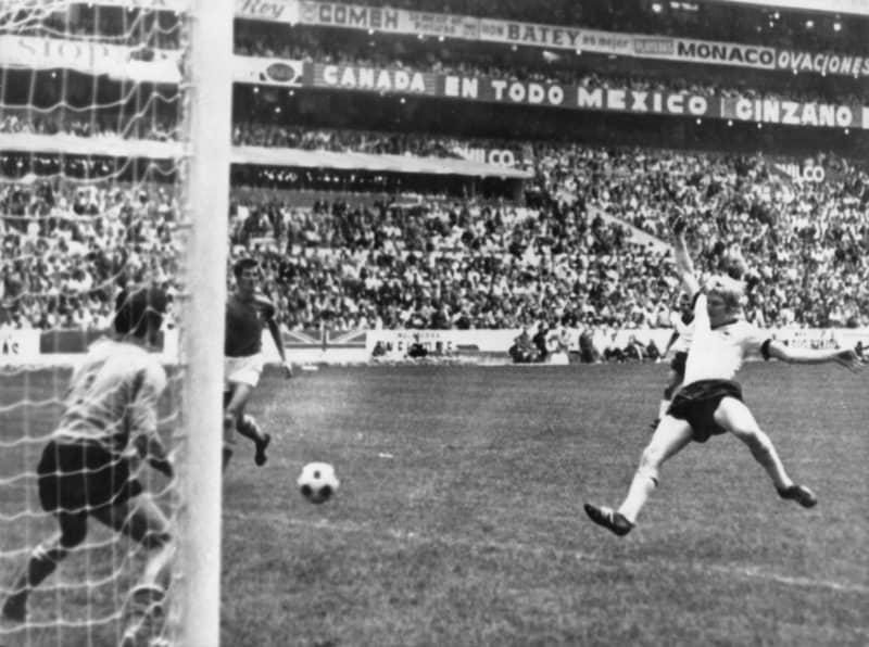 Germany's Karl-Heinz Schnellinger (R) steers a high cross into the Italian goal guarded by Enrico Albertosi (L), thus ensuring the 1-1 equalizer in the 90th minute of the game in the World Cup semi-final between Germany and Italy in the Aztec Stadium. UPI/dpa