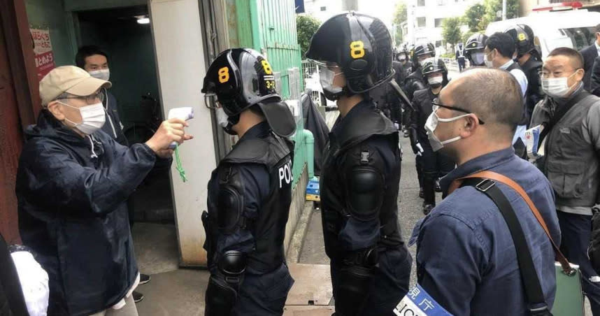 日本警方在搜查激進組織時，遭到組織成員要求「先量體溫才能搜查」，於是日本警方乖乖配了。（圖／翻攝自＠kamekoro7推特）