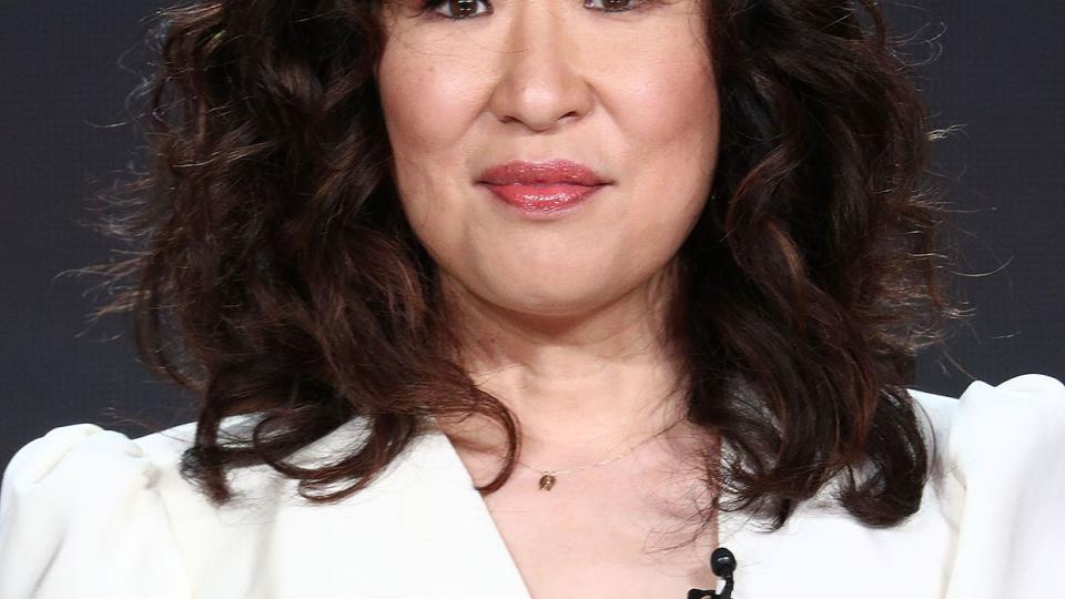 Sandra Oh curly face framing lion haircut