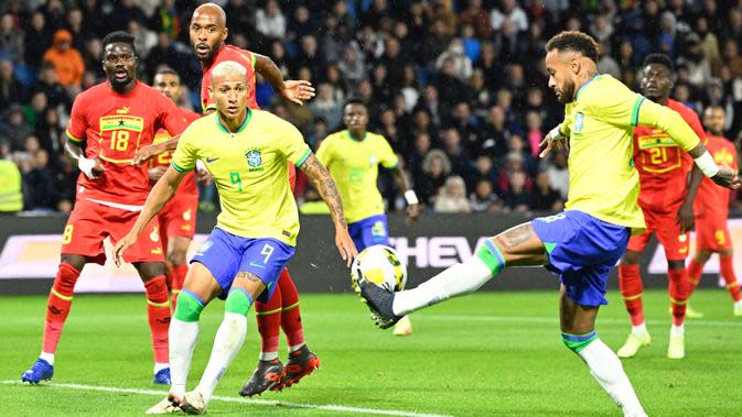 Seangkan kompatriot Messi di PSG, Neymar juga tampil apik saat Brasil menundukan Ghana dengan skor meyakinkan 3-0. Neymar bisa membuktikannya ke publik bahwa ia bukanlah seorang yang egois dalam mencetak gol. Buktinya kali ini, Neymar memberikan dua assistnya kepada Richarlison. (AFP/Damien Meyer)
