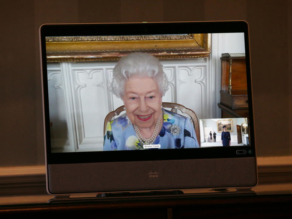 <p>Isabel II retomó su agenda apenas unos días después y, a finales de ese mes de abril, tenía un encuentro de forma telemática con varios embajadores. En las imágenes que compartió la Casa Real británica se la veía sonriente y en aparente buen estado. (Foto: Yui Mok / POOL / AFP / Getty Images).</p> 