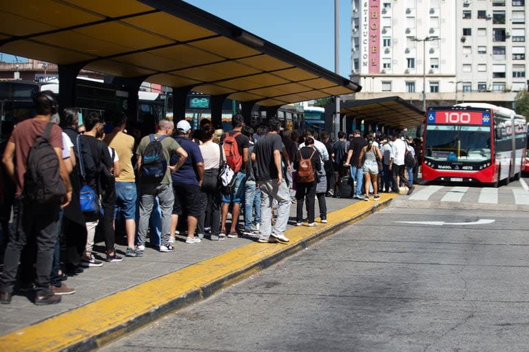 Filas interminables en las paradas de colectivos de Constitución