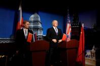 Las figuras de cera de Donald Trump y Vladimir Putin son expuestas en la sede de Shanghai Maiyi Arts. (Foto: Aly Song / Reuters).