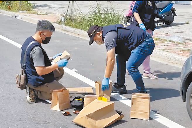 台南市南區萬年五街一家水產行鐵捲門被連開25槍示警，警方前往現場鑑識採證。（洪榮志攝）