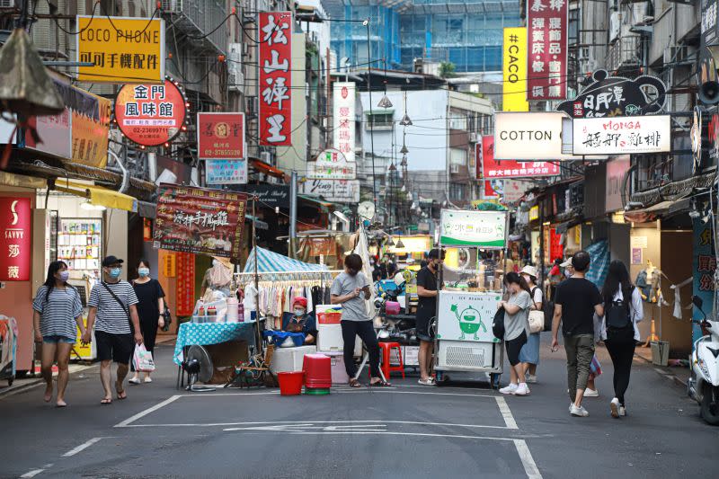 ▲有台灣朋友推薦原PO改到饒河夜市，她也大讚同樣花200元買水果，饒河夜市的商品既新鮮又安心。（圖／記者葉政勳攝）