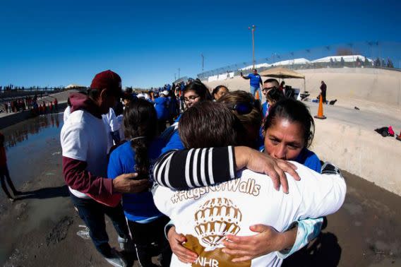 <p>El encuentro ‘Hugs not Walls’ (Abrazos no Muros) representó para más de un millar de familias mexicanas la oportunidad del reunirse con sus hijos, hermanos y abuelos, que por diversas causas no han podido salir por años de Estados Unidos. Foto: EFE </p>