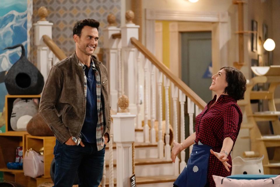 Kat (Mayim Bialik, right) reconnects with her old crush Max (Cheyenne Jackson) in "Call Me Kat."
