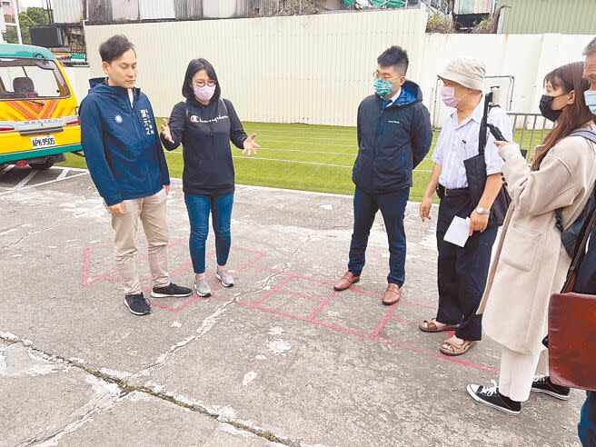 新北市定古蹟板橋大觀義學的地坪破損，議員葉元之邀相關單位會勘。（王揚傑攝）