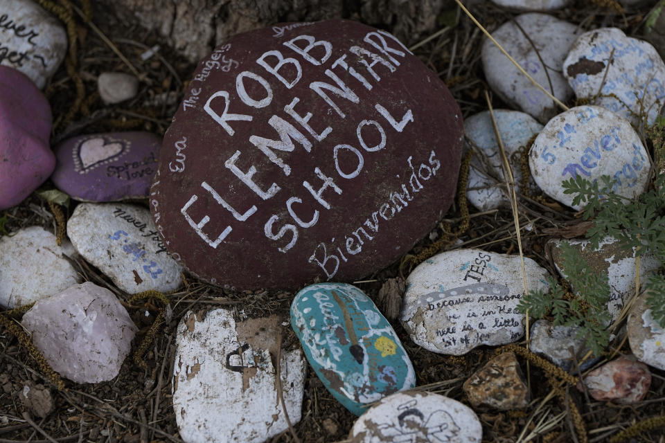 Rocas decoradas que forman parte de los objetos en memoria de las víctimas de la masacre en la escuela primaria Robb en Uvalde, Texas, en esta fotografía del miércoles 3 de mayo de 2023. Dos maestras y 19 estudiantes murieron en el tiroteo. (AP Foto/Eric Gay)