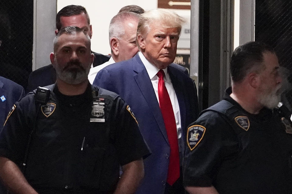 Archivo - El expresidente Donald Trump es escoltado hacia la sala de un tribunal el 4 de abril de 2023, en Nueva York. (AP Foto/Mary Altaffer, Archivo)
