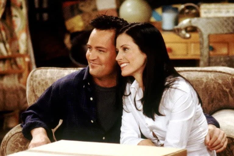 La muerte de Matthew Perry (aquí junto a Courteney Cox en Friends) marcó el año de las series