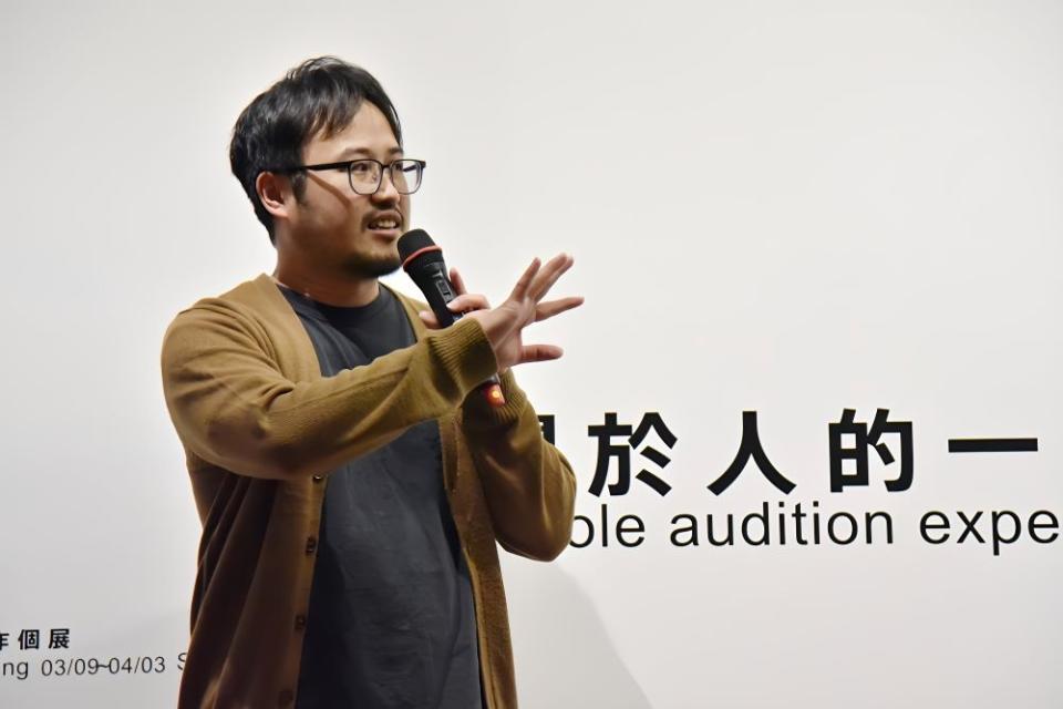 《圖說》金車文藝中心藝術總監張瑋特稱許陳岳宏的作品數量品質俱佳。〈華梵大學提供〉