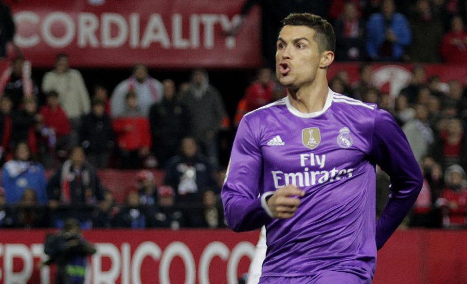 Cristiano Ronaldo del Real Madrid tras un gol ante Sevilla en la liga española, el domingo 15 de enero de 2017. (AP Foto/Angel Fernandez)