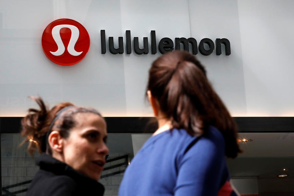 Lululemon cuenta en este momento con un montón de estilos deportivos con grandes descuentos en su sección de rebajas ocultas 'We Made Too Much'. (REUTERS/Brendan McDermid)