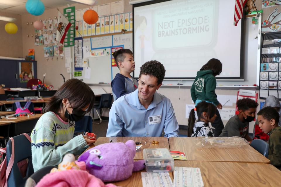 Desert Sun reporter Jonathan Horwitz interacts with Cahuilla Elementary School children as Horwitz was participating as the Òprincipal for a dayÓ in Palm Springs, Calif., March 30, 2023. 
