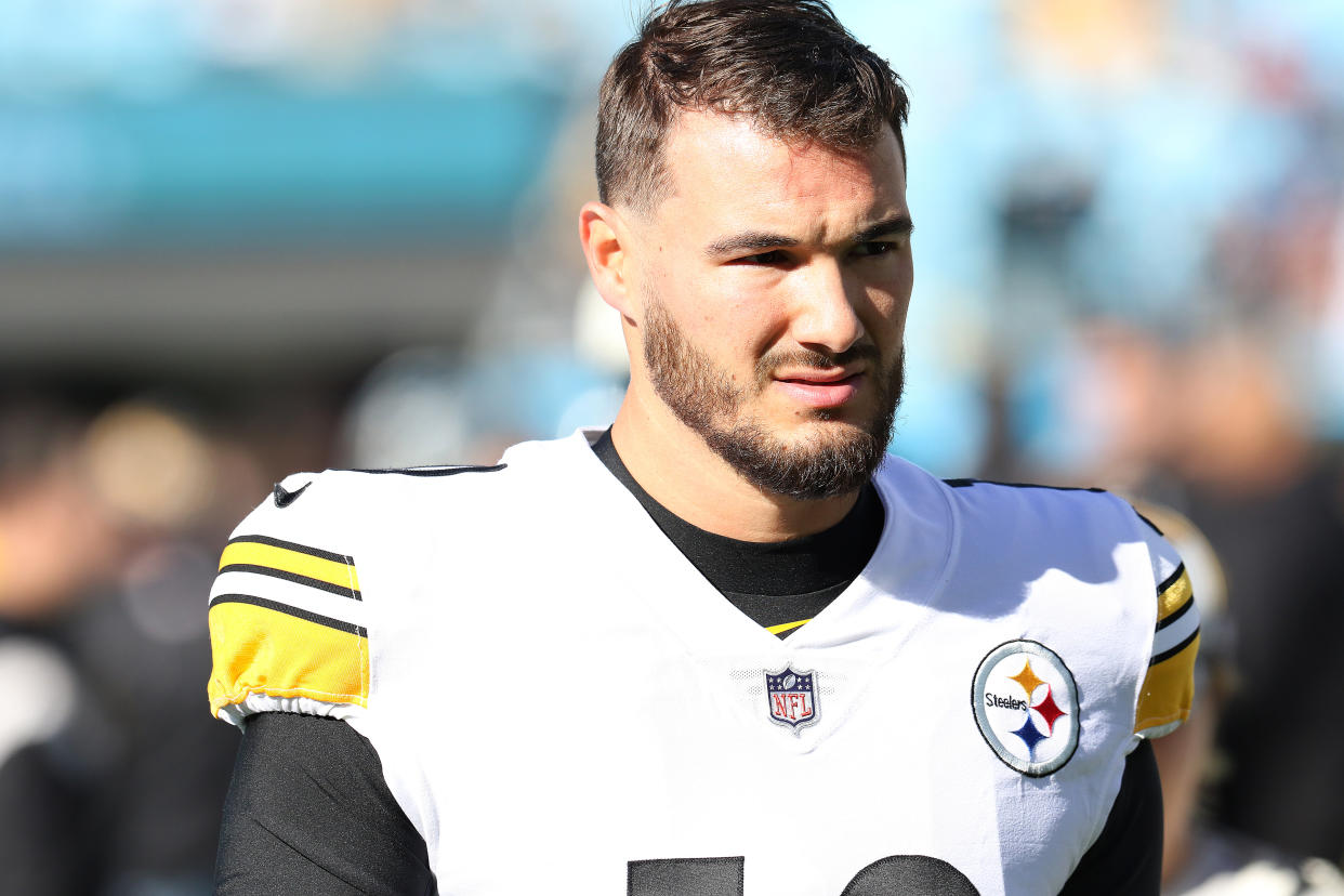 CHARLOTTE, NC - DECEMBER 18: Pittsburgh Steelers quarterback Mitch Trubisky (10) during an NFL football game between the Pittsburg Steelers and the Carolina Panthers on December 18, 2022 at Bank of America Stadium in Charlotte, N.C. (Photo by John Byrum/Icon Sportswire via Getty Images)