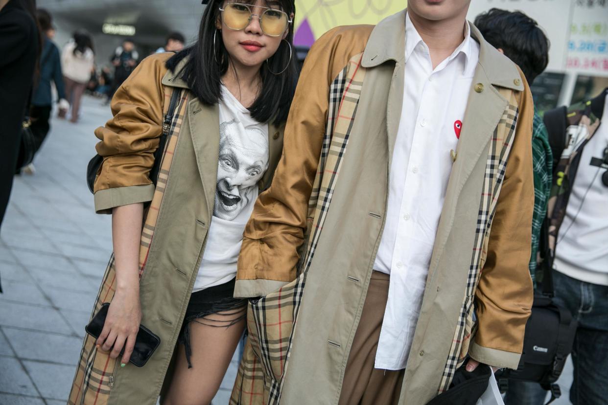 Guests wearing Burberry trench coats at Seoul Fashion Week in 2019: Photo by Jean Chung/Getty Images