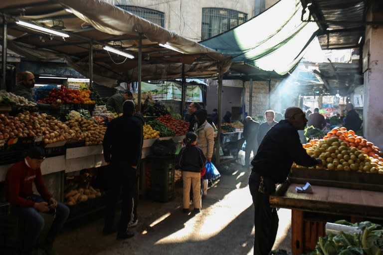 Palestinos compran en un mercado en Ramala, en Cisjordania ocupada, durante el mes de ayuno del ramadán, el 11 de marzo de 2024 (Zain Jaafar)