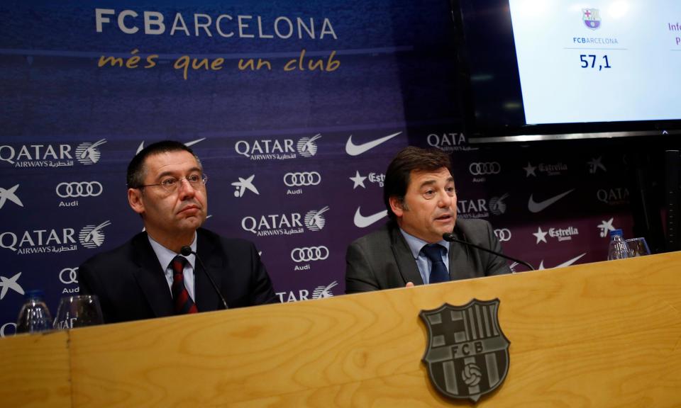 Raúl Sanllehí, right, alongside Barcelona’s president Josep Maria Bartomeu. 