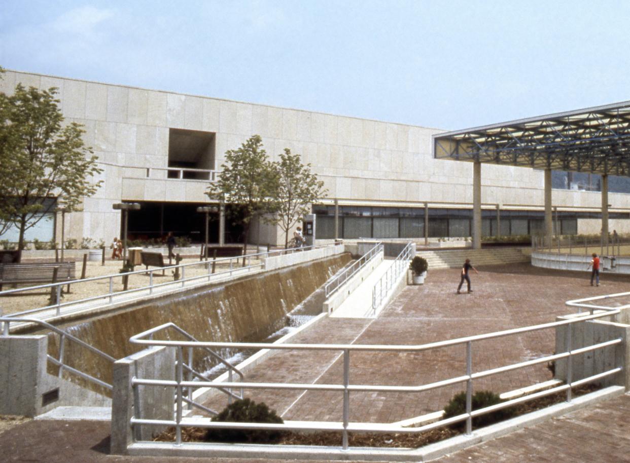 The Corning Civic Center Plaza with its original fountain, pictured in 1975. The library was designed by RTKL Architects and the Ice Rink by GBQC Architects.