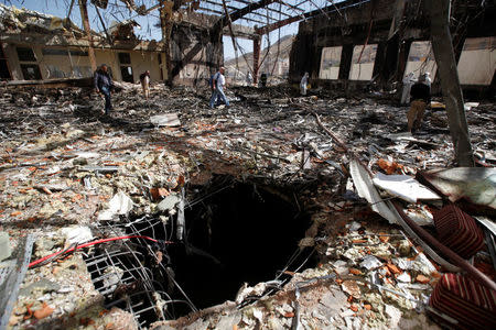 Journalists and policemen inspect the secene at the community hall where Saudi-led warplanes struck a funeral in Sanaa, the capital of Yemen, October 9, 2016. REUTERS/Khaled Abdullah