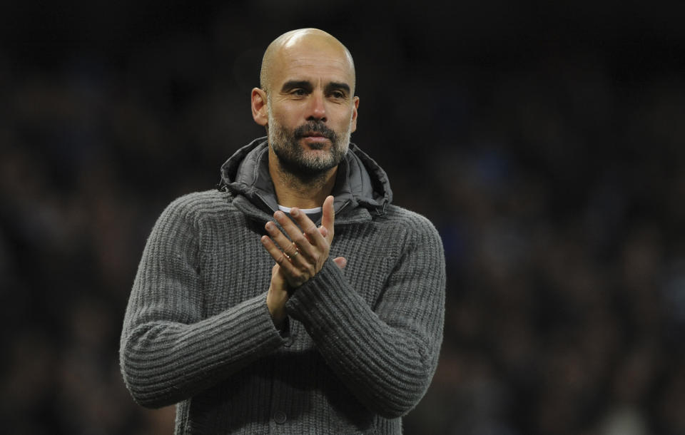 El técnico de Manchester City, Pep Guardiola, aolaude a los hinchas al final del partido de la Liga Premier inglesa contra Leicester en el estadio Etihad en Manchester el lunes, 6 de mayo del 2019. (AP Foto/Rui Vieira)