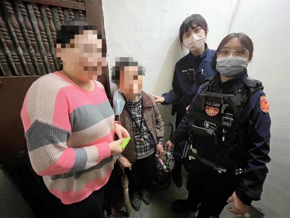 員警將婦人平安送返回家。(記者宋紹誠翻攝)