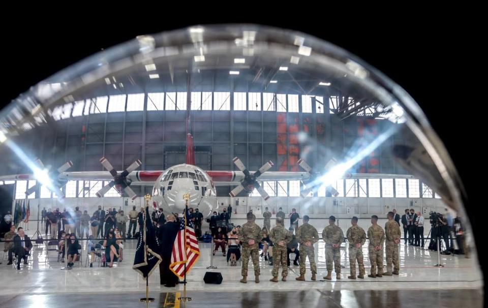 La ventana de un helicóptero Chinook enmarca al presidente Donald Trump mientras entrega el lunes 14 de septiembre de 2020, en McClellan Park, la Cruz de Vuelo Distinguida a los miembros de la Guardia Nacional del Ejército de California sargento George Esquivel, sargento Cameron Powell, suboficial en jefe cinco Joseph Rosamond, suboficial en jefe cinco Kipp Goding, suboficial en jefe dos Irvin Hernández, suboficial en jefe dos Brady Hlebain y suboficial en jefe uno Ge Xiong por rescatar a campistas atrapados en el incendio de Creek.