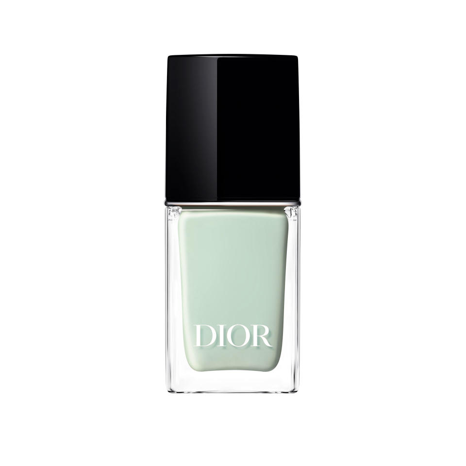 31€ <br><br><br><a href="https://www.elle.fr/Beaute/Ongles/Vernis-printemps-ete-2023-voici-la-couleur-et-la-manucure-les-plus-tendances#xtor=AL-541" rel="nofollow noopener" target="_blank" data-ylk="slk:Voir la suite des photos sur ELLE.fr;elm:context_link;itc:0;sec:content-canvas" class="link ">Voir la suite des photos sur ELLE.fr</a><br><h3> A lire aussi </h3><ul><li><a href="https://www.elle.fr/Beaute/Ongles/Les-20-tendances-manucure-qui-feront-le-printemps#xtor=AL-541" rel="nofollow noopener" target="_blank" data-ylk="slk:Les tendances manucure qui feront le printemps;elm:context_link;itc:0;sec:content-canvas" class="link "> Les tendances manucure qui feront le printemps </a></li><li><a href="https://www.elle.fr/Beaute/Ongles/8-erreurs-que-l-on-fait-toutes-avec-notre-vernis-3680591#xtor=AL-541" rel="nofollow noopener" target="_blank" data-ylk="slk:8 erreurs que l’on fait toutes avec notre vernis;elm:context_link;itc:0;sec:content-canvas" class="link ">8 erreurs que l’on fait toutes avec notre vernis</a></li><li><a href="https://www.elle.fr/Beaute/Ongles/Coaching-beaute-le-vernis-en-poudre-va-t-il-remplacer-le-semi-permanent-4008759#xtor=AL-541" rel="nofollow noopener" target="_blank" data-ylk="slk:Coaching beauté : le vernis en poudre va-t-il remplacer le semi-permanent ?;elm:context_link;itc:0;sec:content-canvas" class="link ">Coaching beauté : le vernis en poudre va-t-il remplacer le semi-permanent ? </a></li><li><a href="https://www.elle.fr/Beaute/Dossiers-beaute/Maquillage/Comment-faire-durer-son-vernis-919994#xtor=AL-541" rel="nofollow noopener" target="_blank" data-ylk="slk:Comment faire durer son vernis ?;elm:context_link;itc:0;sec:content-canvas" class="link ">Comment faire durer son vernis ?</a></li><li><a href="https://www.elle.fr/Astro/Horoscope/Quotidien#xtor=AL-541" rel="nofollow noopener" target="_blank" data-ylk="slk:Consultez votre horoscope sur ELLE;elm:context_link;itc:0;sec:content-canvas" class="link ">Consultez votre horoscope sur ELLE</a></li></ul>