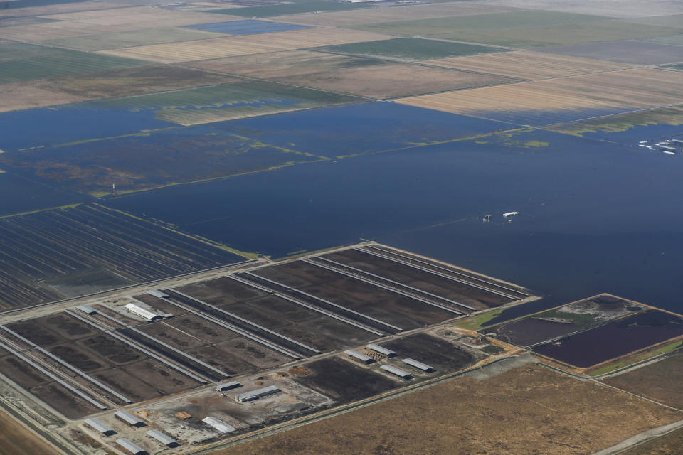 Aerial views of Tulare Lake and farmland (Robert Gauthier / Los Angeles Times via Getty Images file )