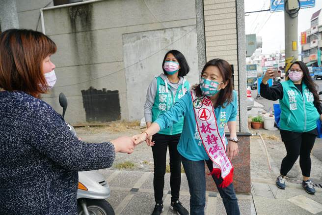 台中市第2選區立委補選，民進黨候選人林靜儀20日前往烏日溪南路沿街拜票。（黃國峰攝）