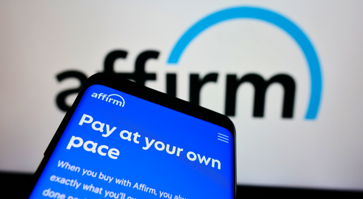 Smartphone com site da empresa de tecnologia financeira dos EUA Affirm Holdings Inc (AFRM) na tela com logotipo Foco no canto superior esquerdo da tela do telefone