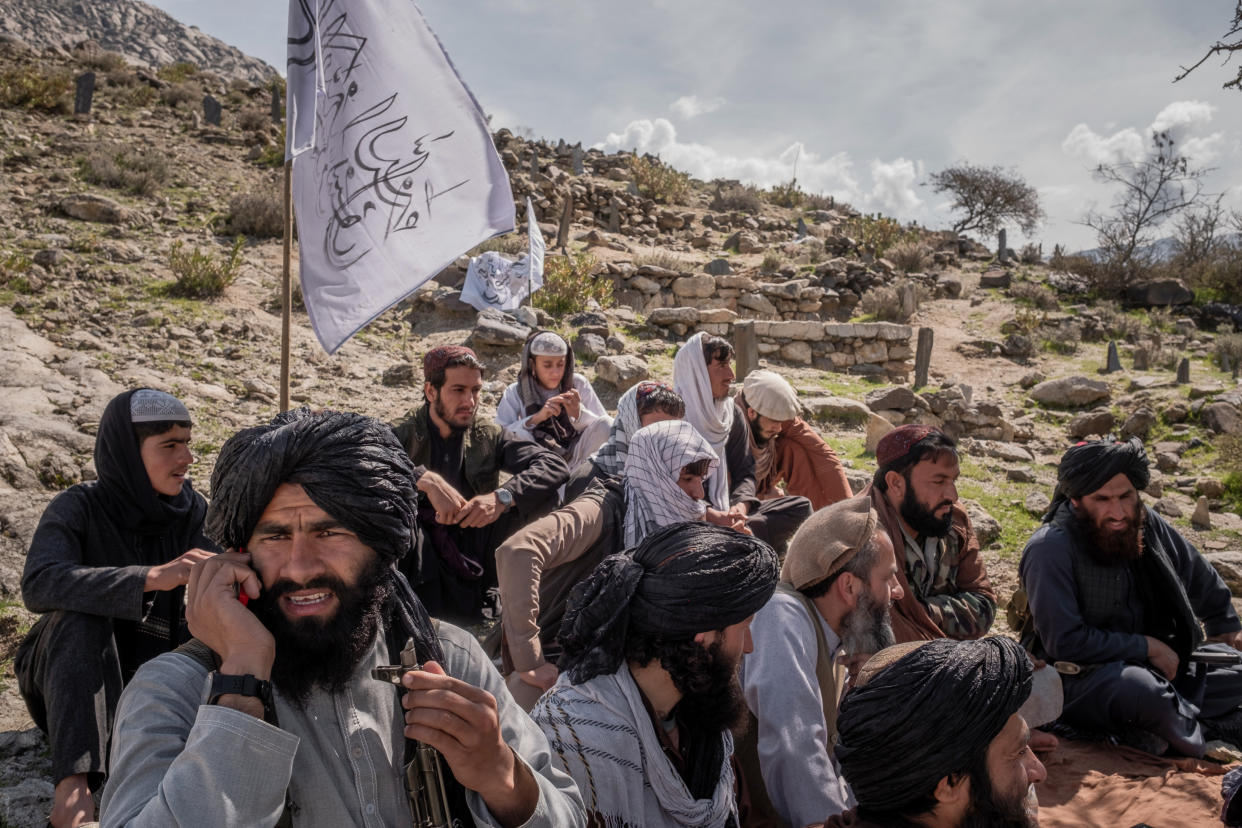 Integrantes de los talibanes el año pasado en Lagmán, Afganistán. (Jim Huylebroek para The New York Times)