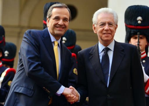 El primer ministro griego, Antonis Samaras (izq), y el italiano, Mario Monti, el pasado 21 de septiembre en Roma. La corrupción sigue haciendo estragos en el mundo y socava sobre todo a los países más afectados por la crisis en la zona euro, como Grecia e Italia, cuya clasificación en la lista se deteriora, indica Transparency International en su informe anual, publicado este miércoles. (AFP/Archivo | Gabriel Bouys)