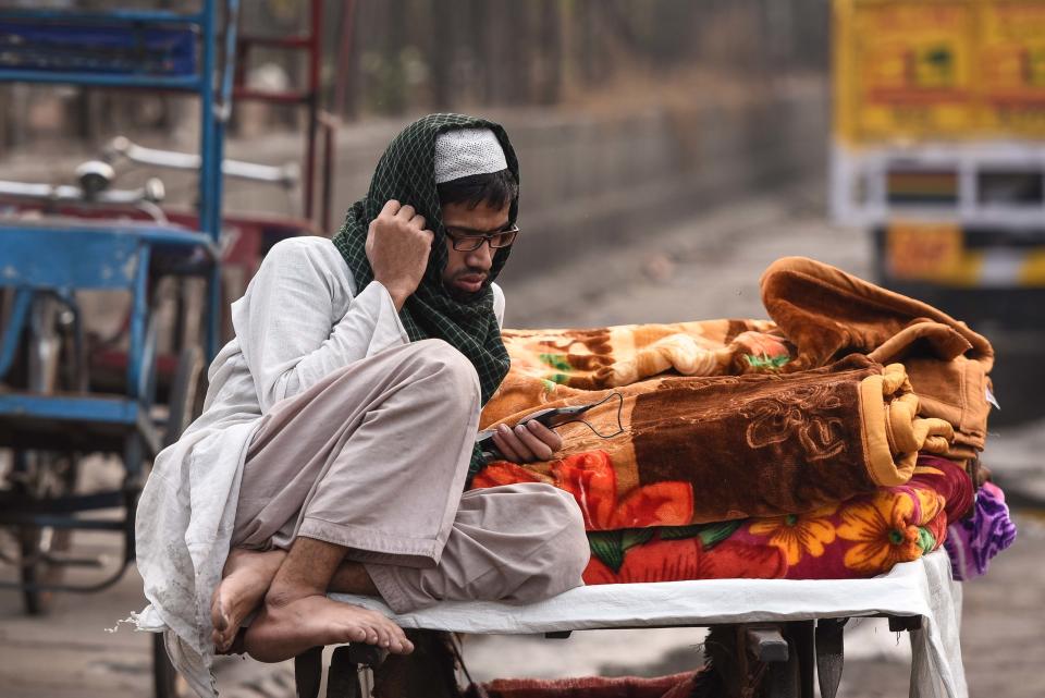 <p>A vendor sells blankets on a roadside on a cold day, on December 12, 2017 in New Delhi, India. (Photo by Burhaan Kinu/Hindustan Times via Getty Images) </p>