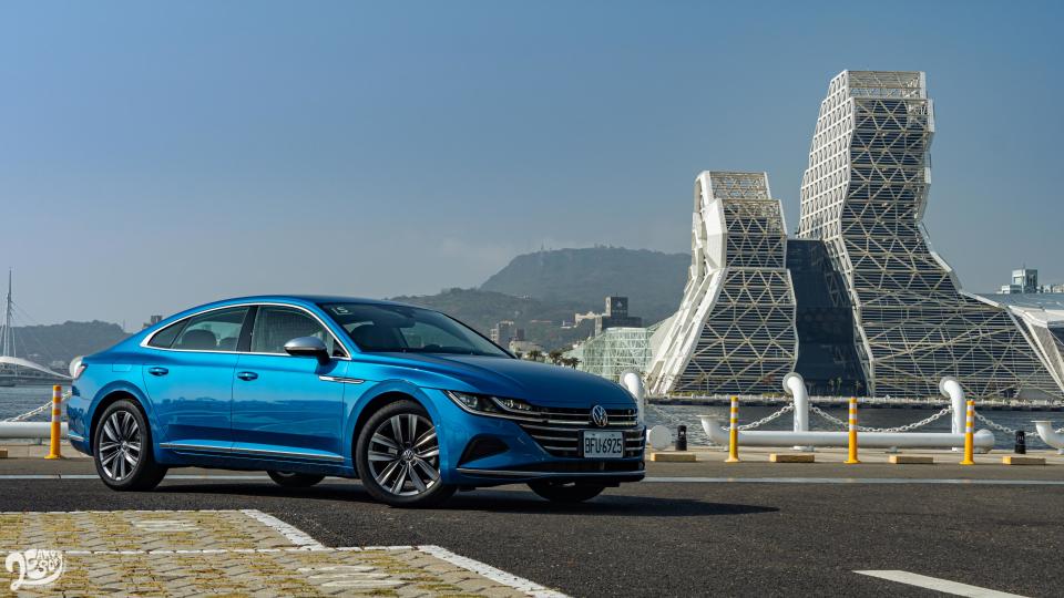 試駕車款為 Arteon Fastback 330 TSI Elegance Premium，售價新台幣 165.8 萬元起。