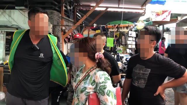 畫面中的女子收取清潔管理費時與攤商起口角，身穿綠背心的元凱公司人員出面制止。（圖／翻攝畫面）